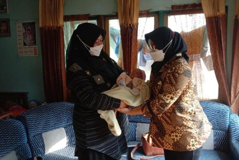 Dinsos Kota Tasikmalaya Mereunifikasi Bayi yang ditelantarkan oleh Ibu Kandungnya