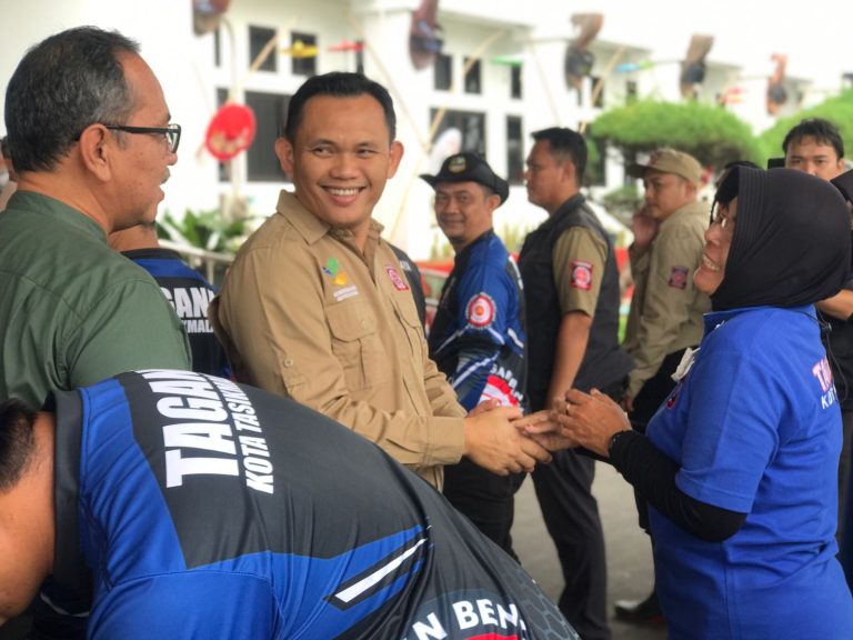 PENJABAT WALI KOTA TASIKMALAYA MELEPAS RELAWAN TENAGA SIAGA BENCANA (TAGANA) DINAS SOSIAL KOTA TASIKMALAYA, MENUJU LOKASI BENCANA ALAM GEMPA BUMI DI KABUPATEN CIANJUR.