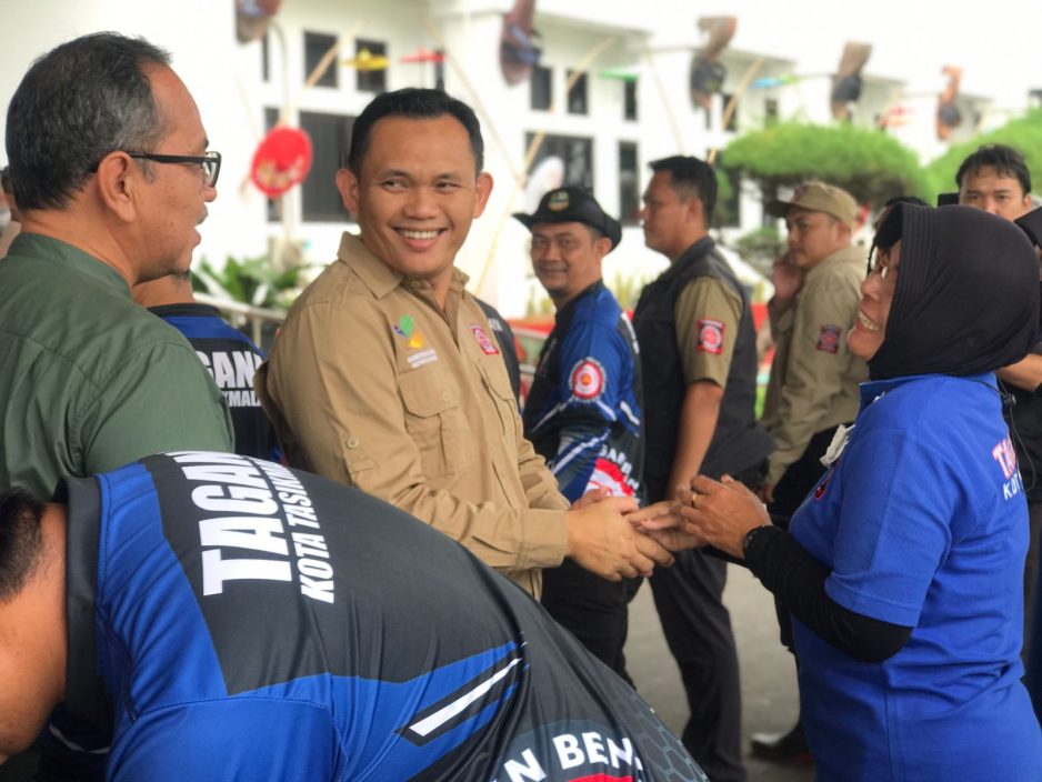 PENJABAT WALI KOTA TASIKMALAYA MELEPAS RELAWAN TENAGA SIAGA BENCANA (TAGANA) DINAS SOSIAL KOTA TASIKMALAYA, MENUJU LOKASI BENCANA ALAM GEMPA BUMI DI KABUPATEN CIANJUR.