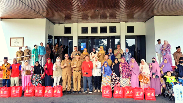 Penyerahan Bantuan Sosial Atensi Kemensos Sentra Terpadu Pangudi Luhur Bagi PPKS Cluster Lansia dan Difabel