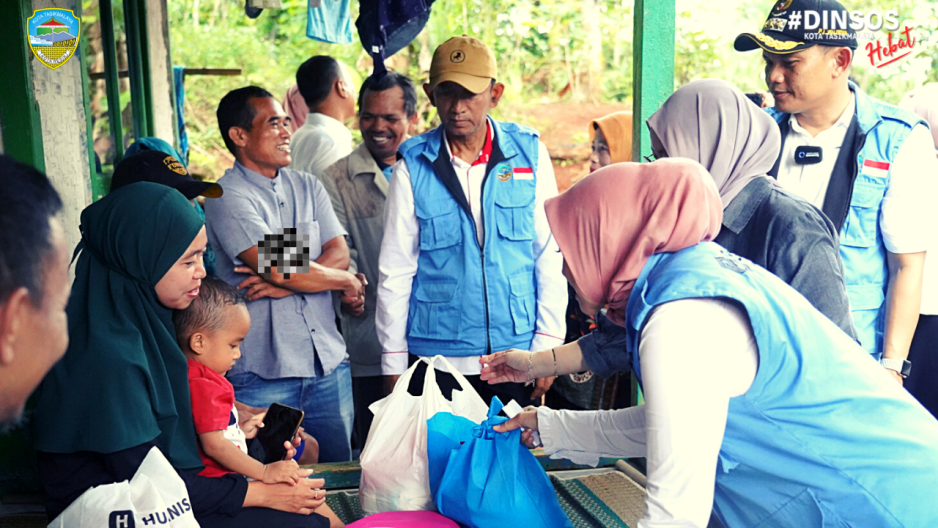 Penyerahan Bantuan Sosial Untuk Warga Pra Sejahtera dan Bayi Stunting di Wilayah Kelurahan Setiawargi