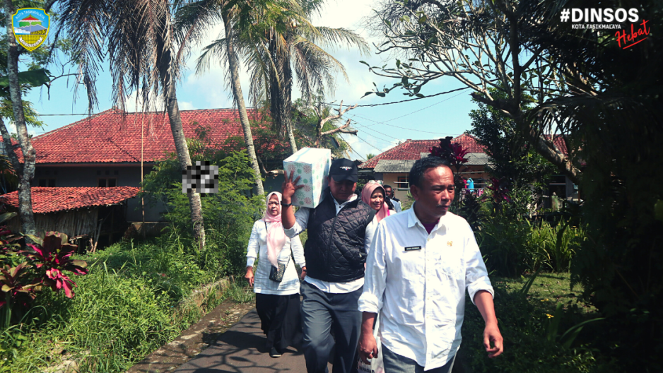 Penyaluran Bantuan Sosial Dalam Rangka Melaksanakan Kegiatan Bageur di Kecamatan Tawang dan Cibereum