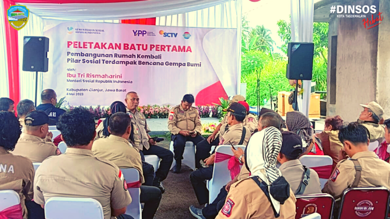 Tagana Dinas Sosial Kota Tasikmalaya Mendampingi Menteri Sosial Dalam Pembangunan Rumah Kembali Pilar Sosial